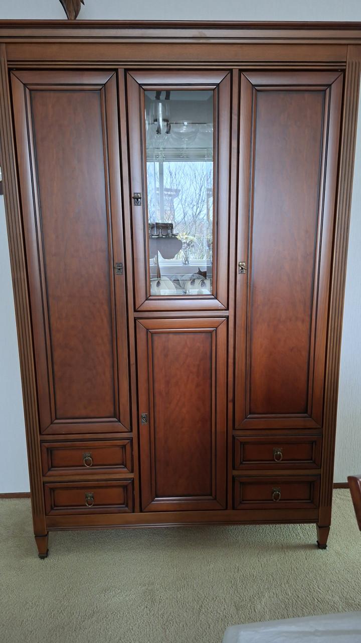 Eetkamertafel + 4 stoelen en 2 armstoelen