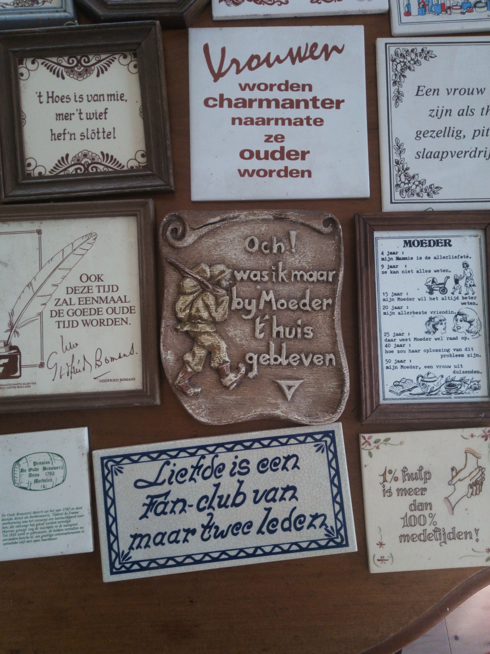 Groot aantal spreuktegels.