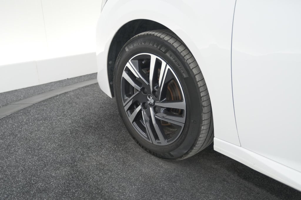 Peugeot 208 puretech 100 allure pack | camera | apple carplay | stoelverwar