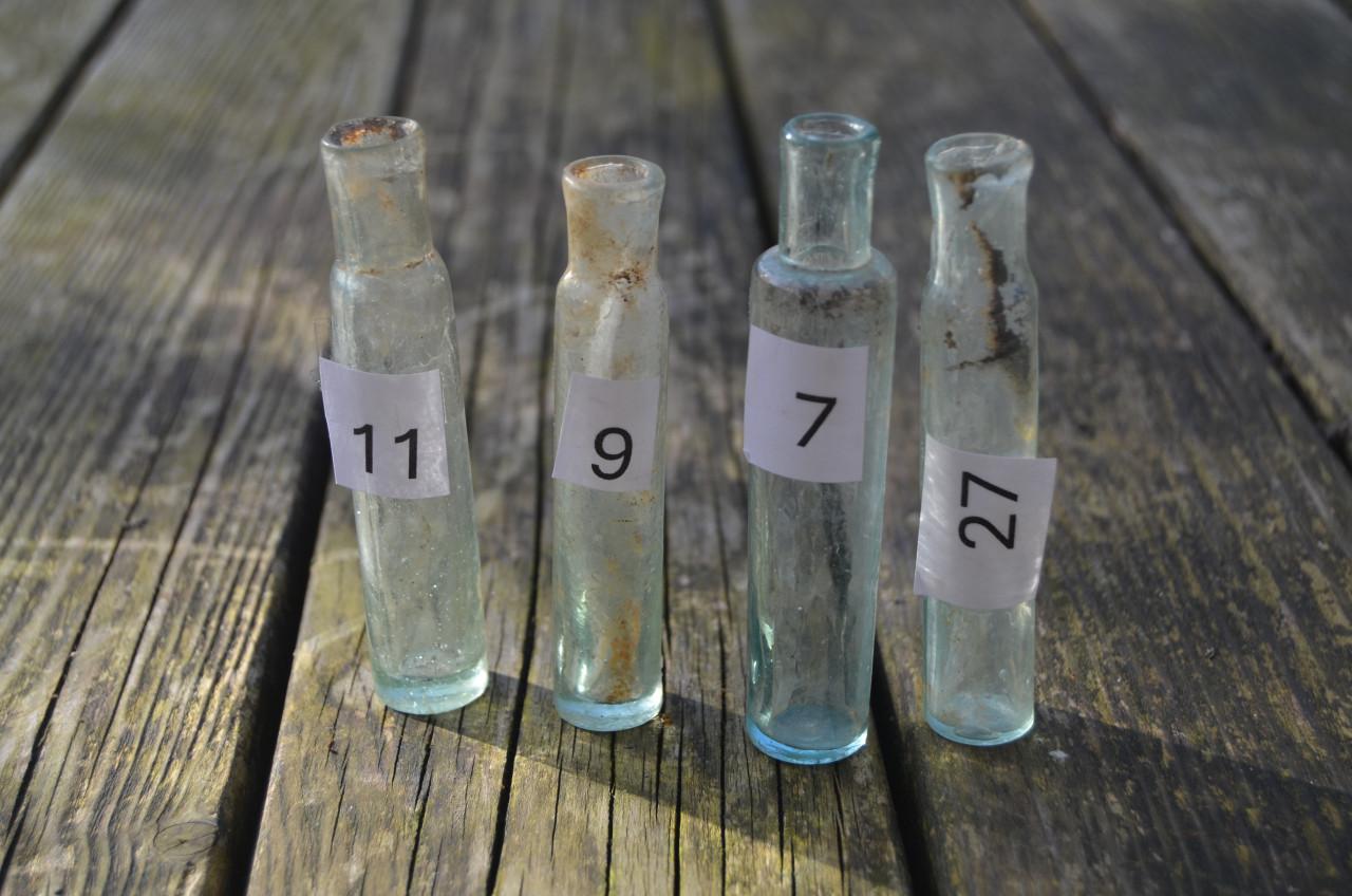 4 Kleine (olie?) flesjes bodemvondsten (1)