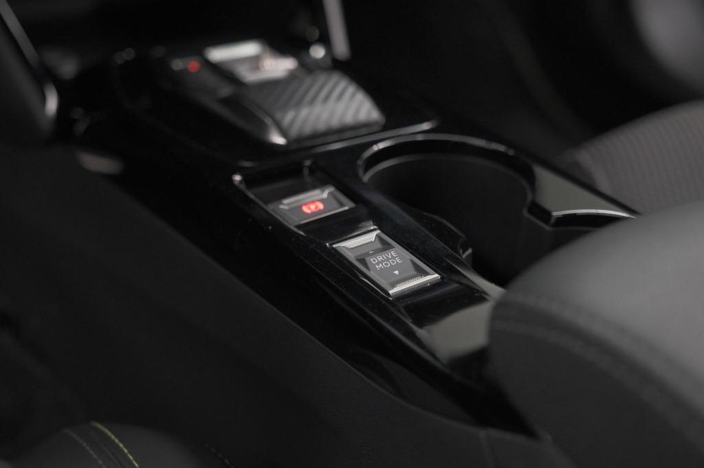 Peugeot 2008 1.2 hybrid 145 gt | camera | apple carplay | parkeersensoren