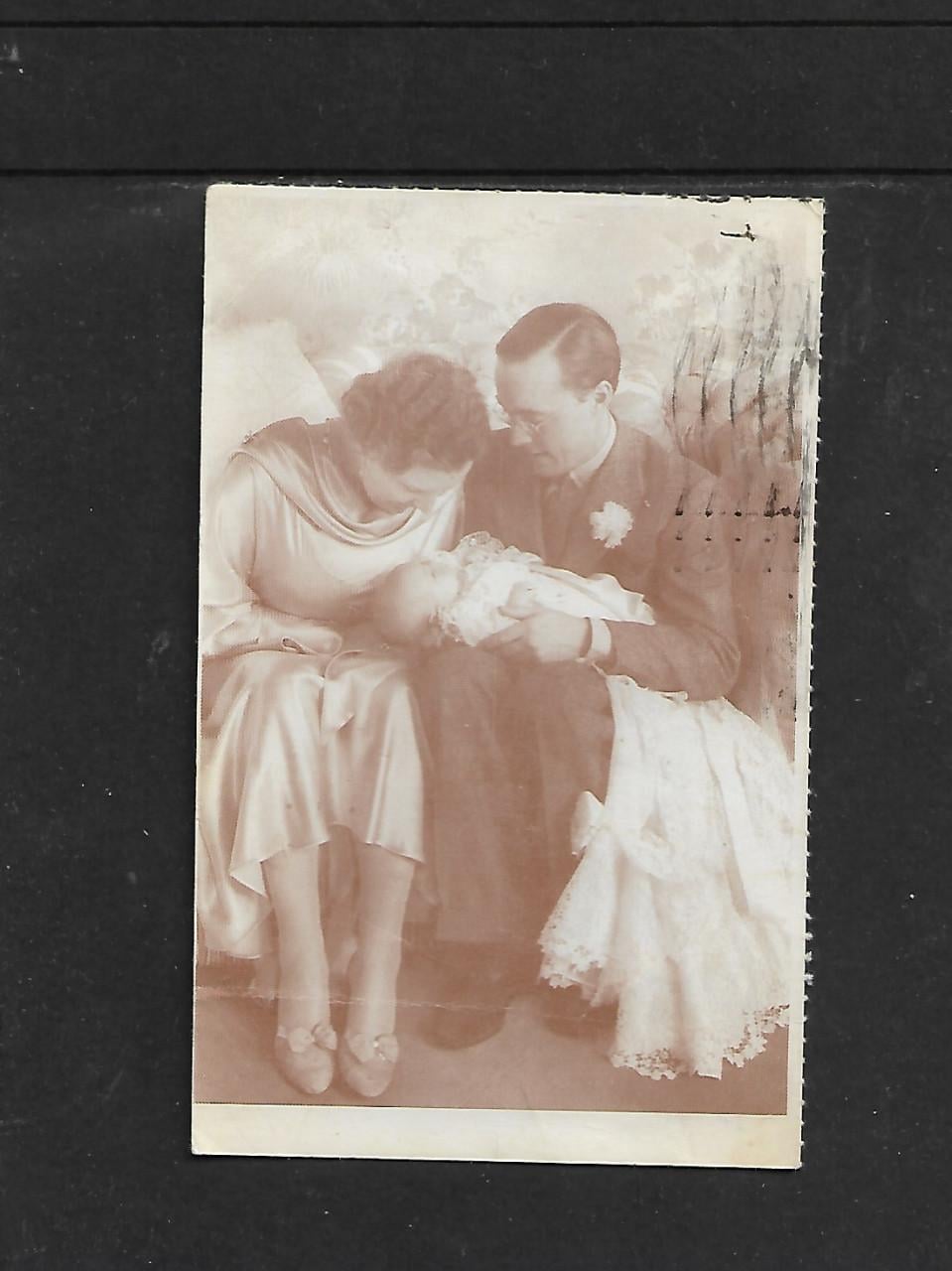 Ansichtkaart  A 1181  Ouders Kon. Juliana  Bernhard + prinses Beatrix