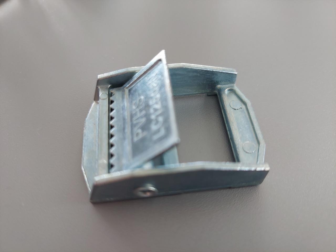 Klemslot t.b.v. spanbanden