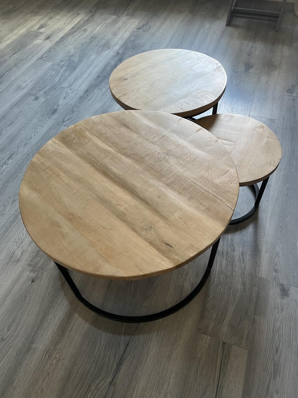 Mooie grote set massief mangohouten salontafels rond zwart