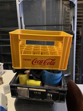 Coca cola kratje geel