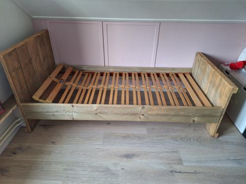 Stoer steigerhouten eenpersoonsbed