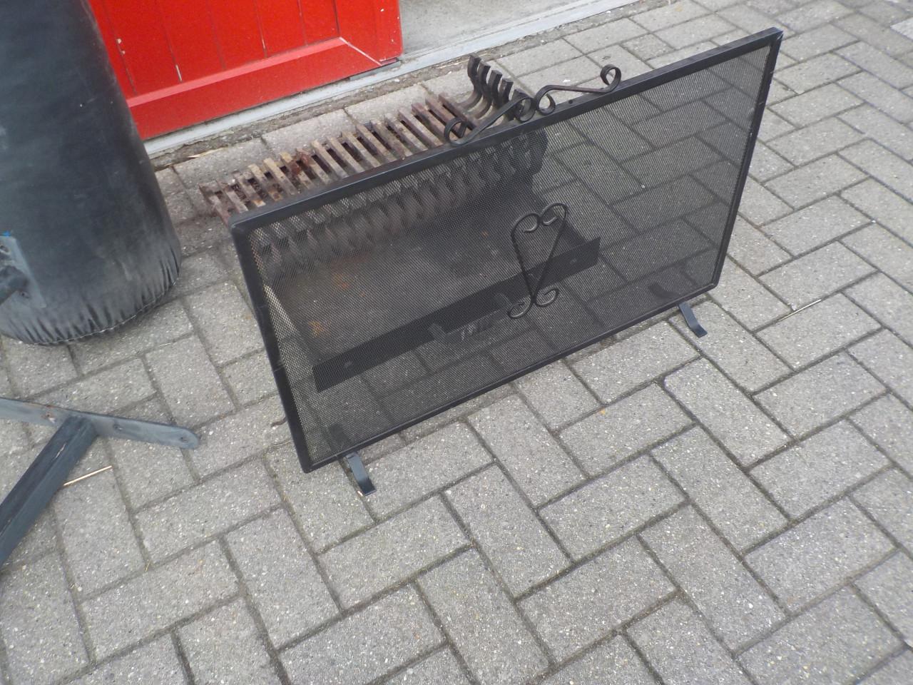 Soort rooster met aslade en voorzetstuk in goede staat opruimprijs 10 euro