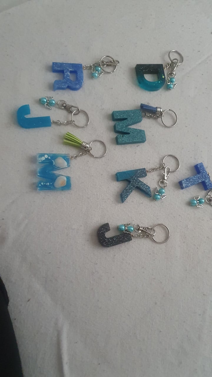 Hang mobieltjes gemaakt van epoxy en sleutelhangers