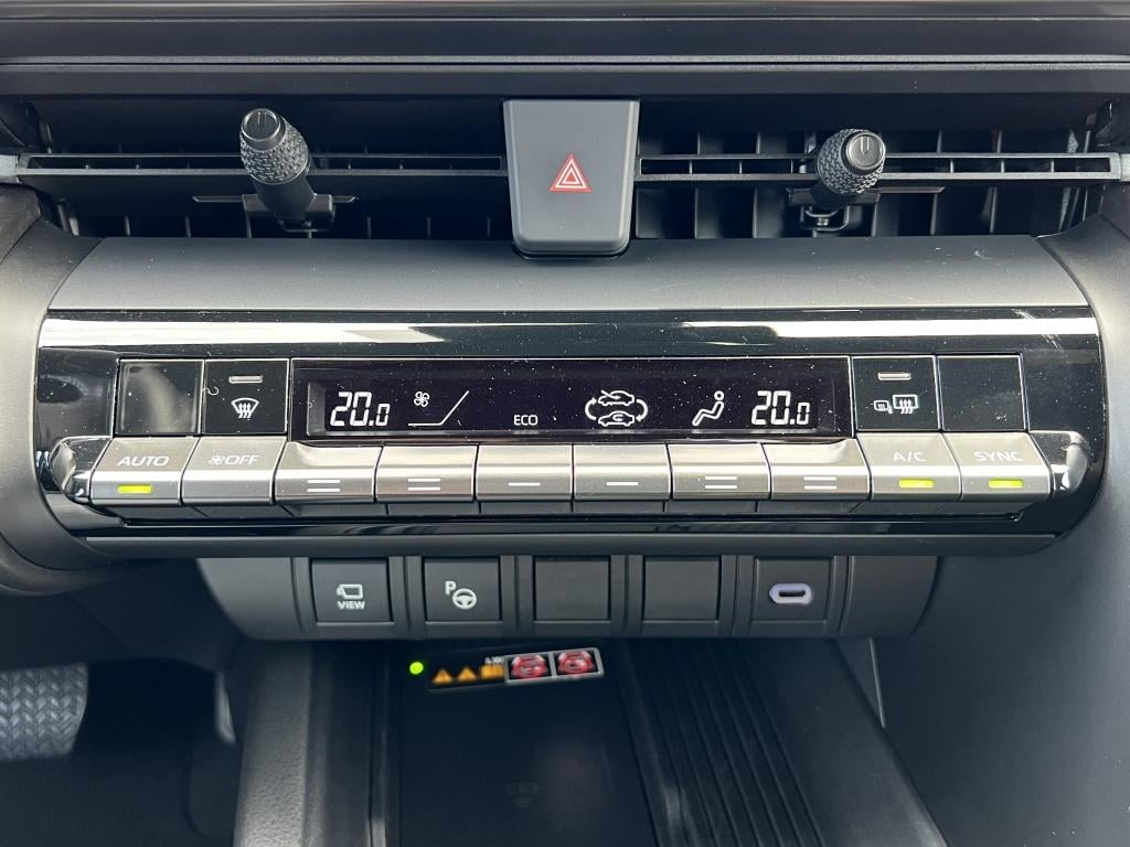 Toyota C-hr 1.8 hybr 140 first