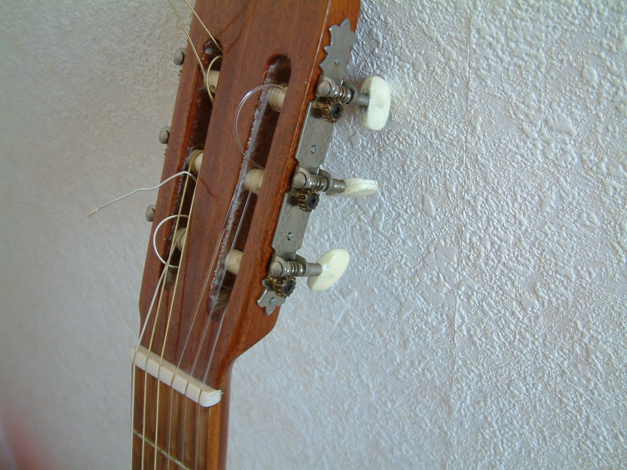 Goede oudere klassieke gitaar   Spaanse gitaar  met nog de sleufschroefjes
