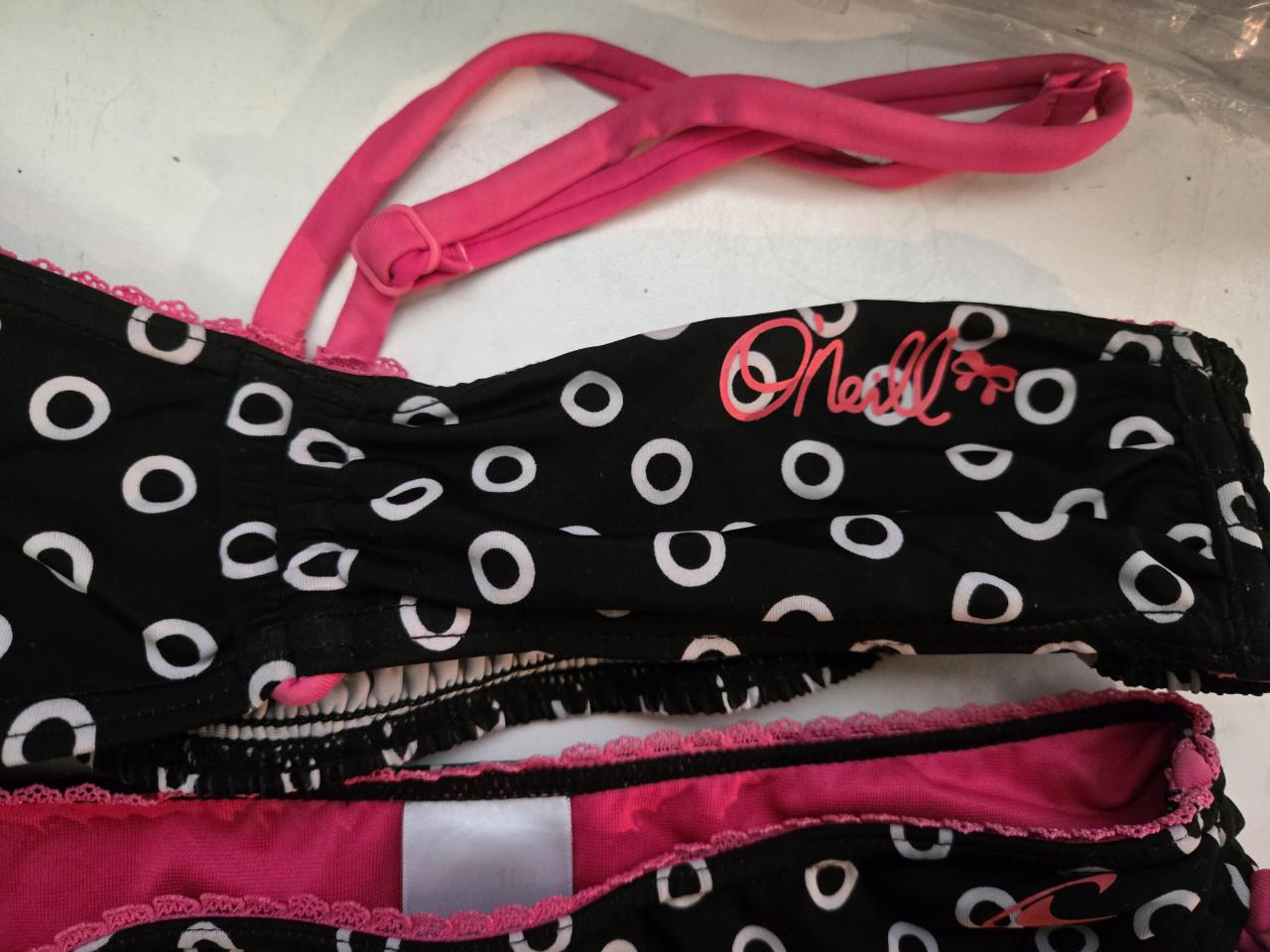 O'Neill bikini met een zwart-roze en wit stippenpatroon.  Maat 152
