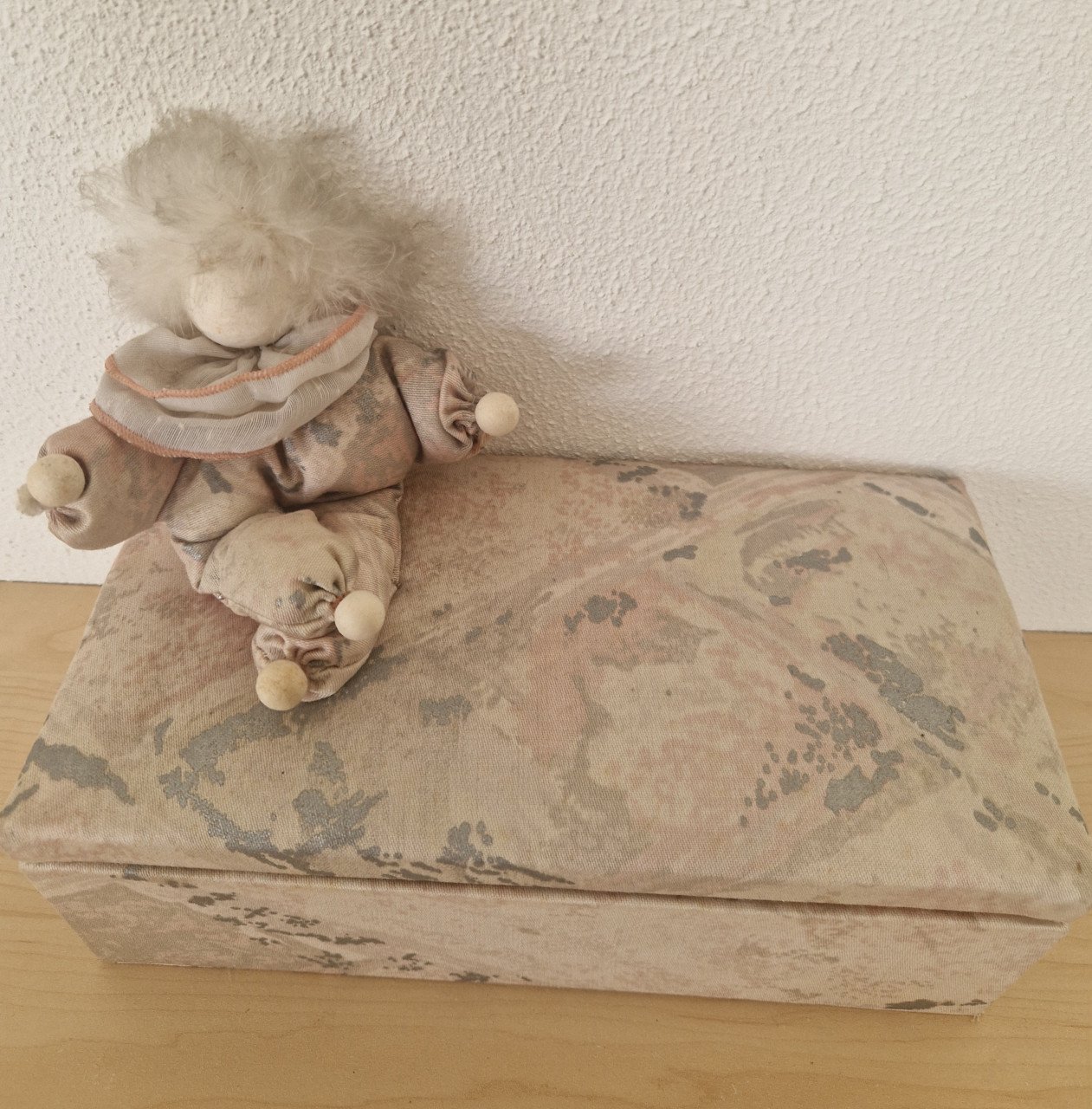 Handgemaakte gevoerde doos met clowntje, 26x14x9 cm