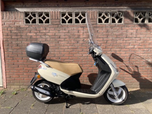 ZEER MOOIE PEUGEOT NEW VIVACITY SIXTIES EDITION 1E EIGENAAR !