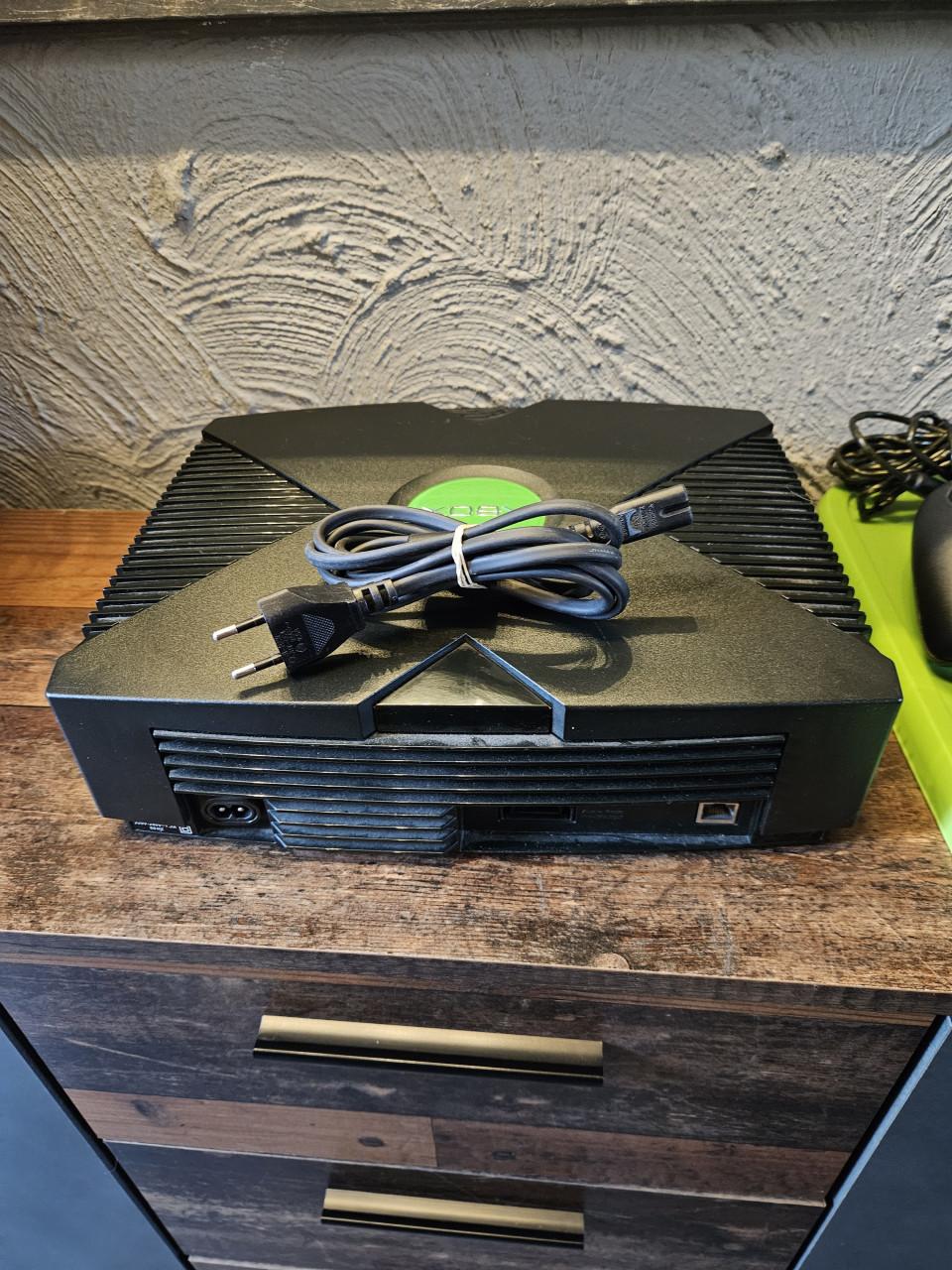 Originele Xbox met 2 controllers en afstandsbediening