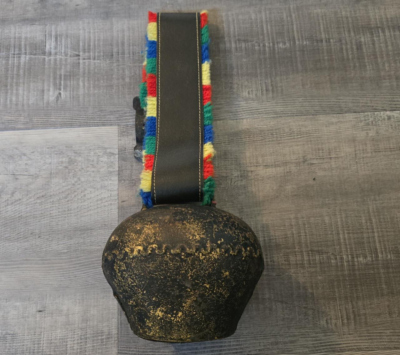 Zwitserse koeienbel met kleurrijke franjes, leren riem