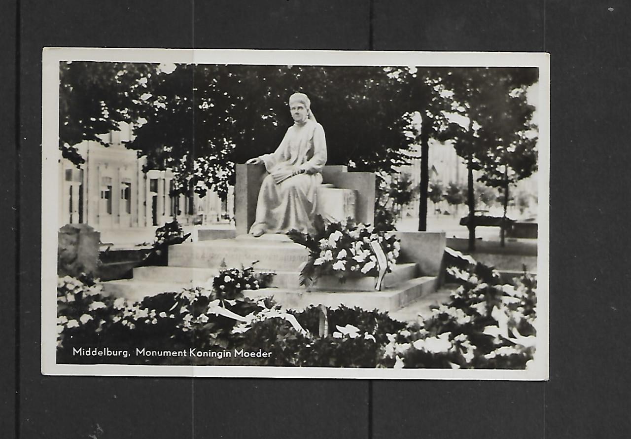 Ansichtkaart  Middelburg   monument  koningin  moeder