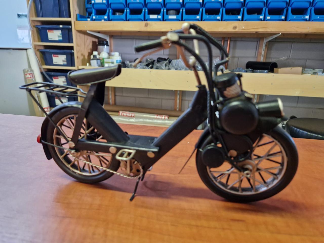 Slager op fiets beeldje ijzer kunststof