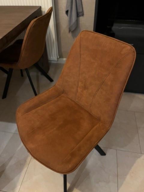 Mooie eettafel + 4 stoelen met zwarte poten