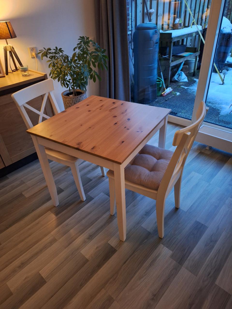 Tafeltje met twee stoelen