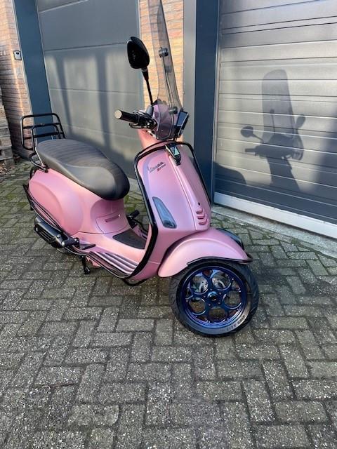 Schitterende custum Vespa sprint gold roze weinig km als nieuw