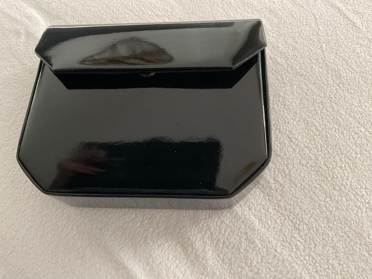 Klein zwart lak tasje