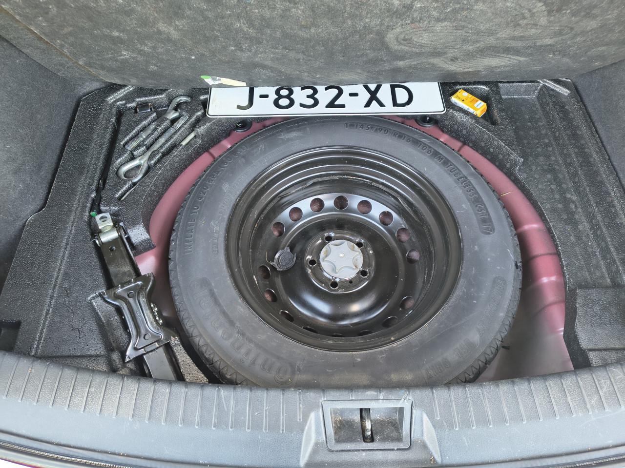 Nissan Qashqai cherry rood.