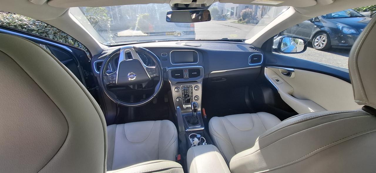 Volvo v40 d2. bj 10-10-2014