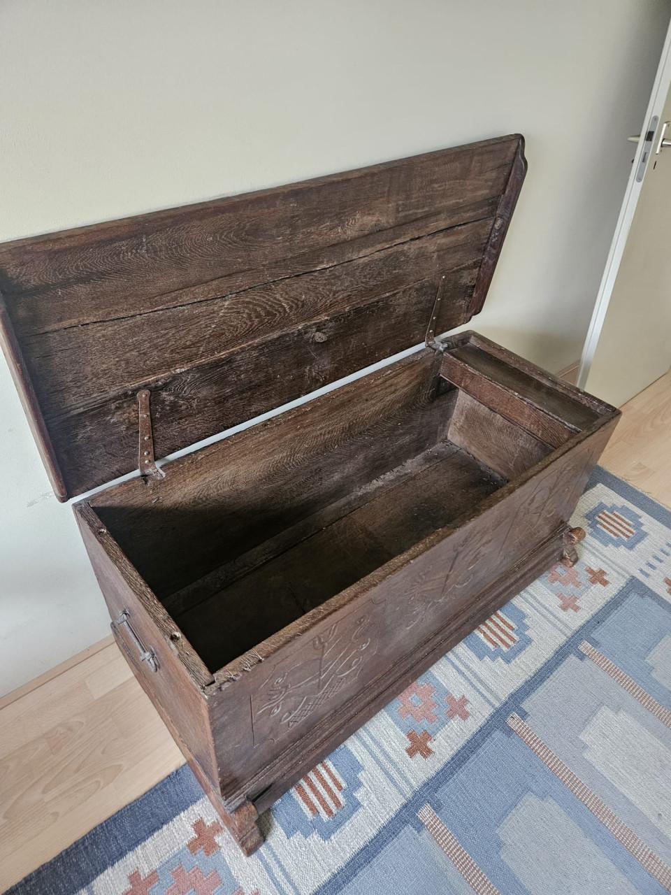 Oude antieke dekenkist