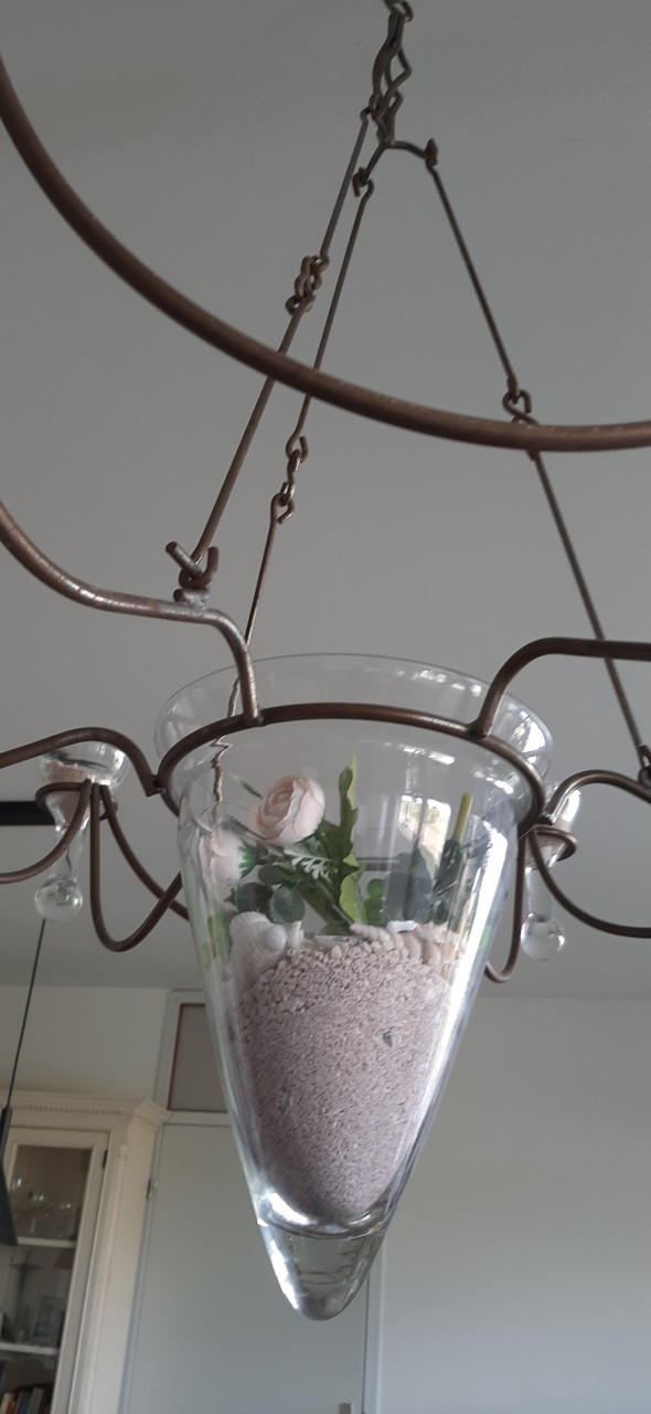 Handgemaakt ornament van glas en smeedwerk