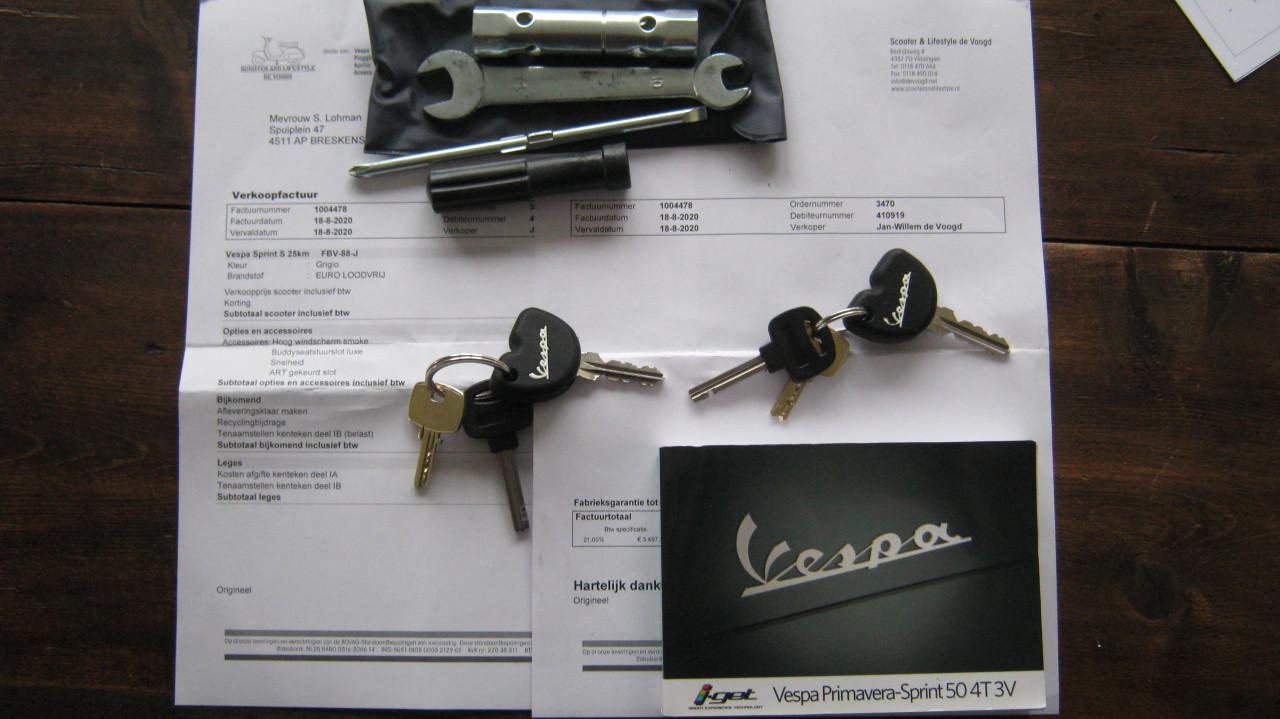 TE KOOP VESPA SPRINT COSTUM MET 850 KM OP DE TELLER 3500 EURO
