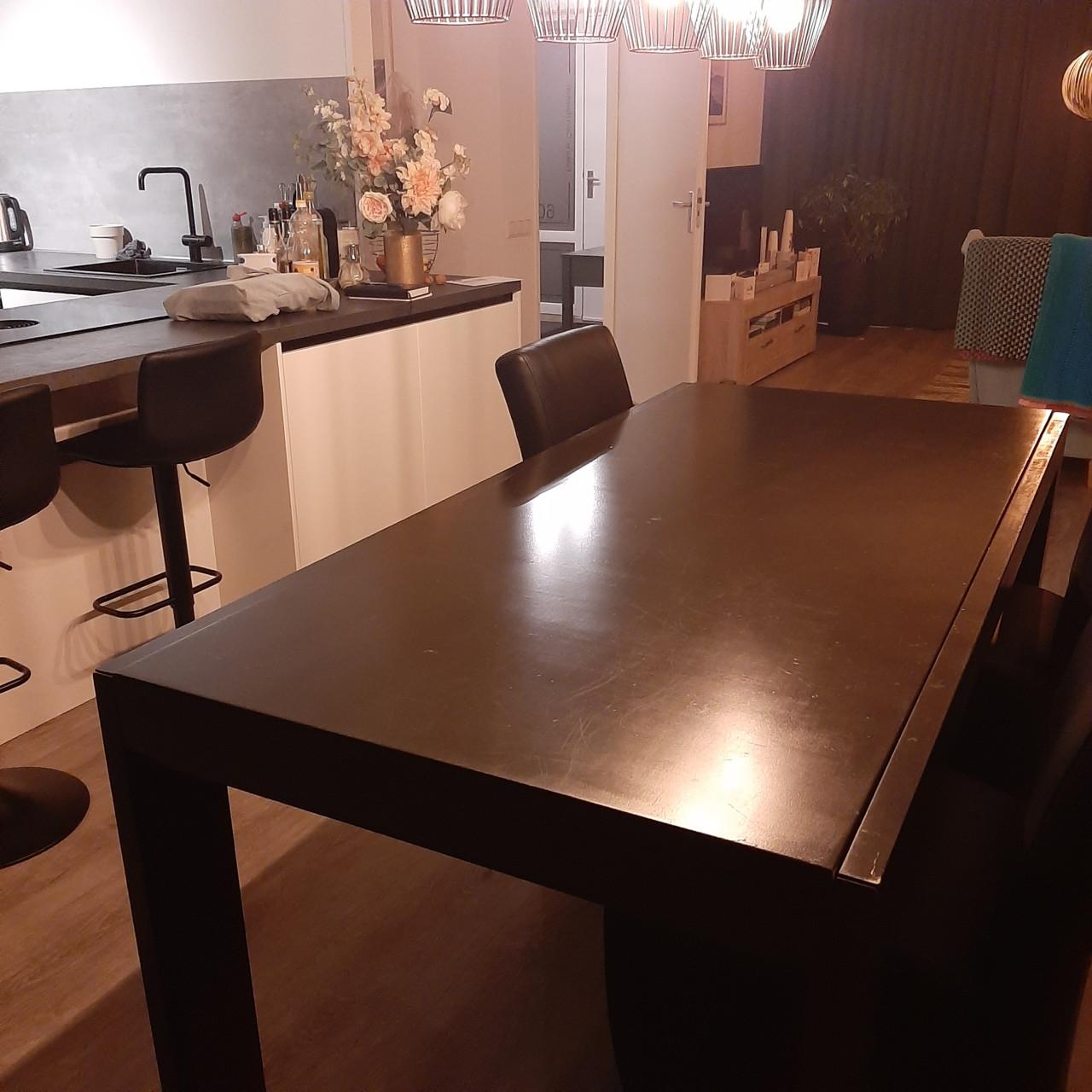 Zwarte eettafel