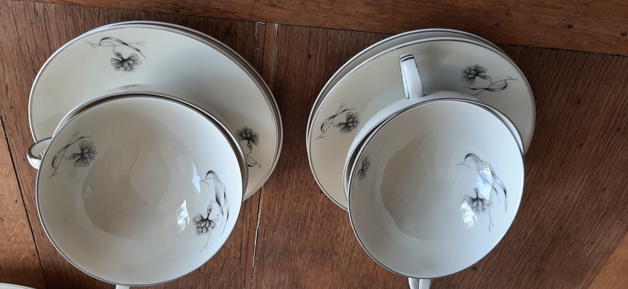 Antiek ontbijt servies