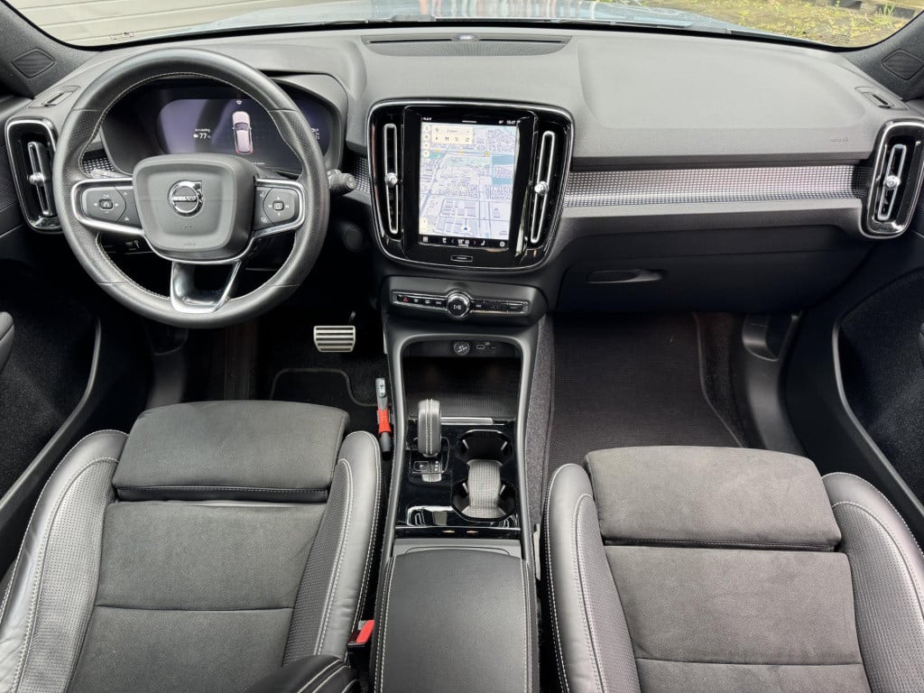 Volvo XC40 recharge p8 awd r-design 408pk | trekhaak uitklapbaar | navigati