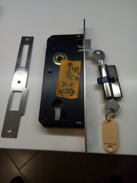 Te koop compleet deurslot + cilinderslot €25,-