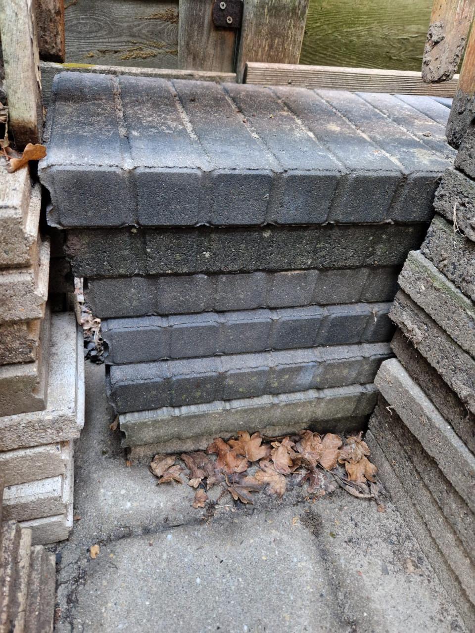 Diverse GRATIS tuintegels / betonbanden