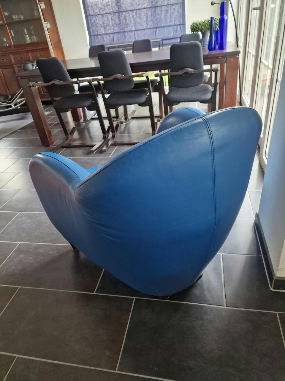 Blauwe leren stoel