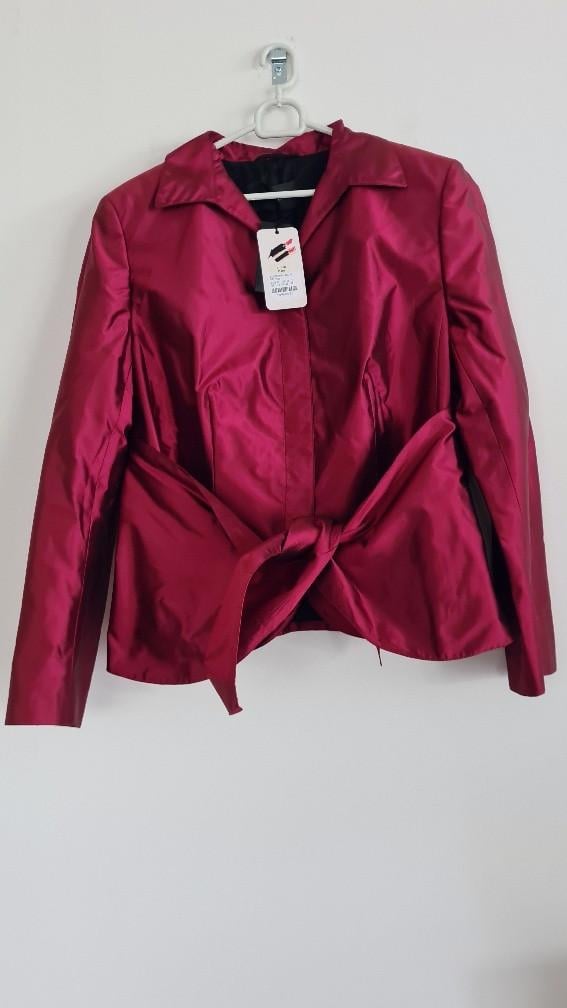 RENA LANGE: Nieuw robijnrood mantelpak maat 44/46 € 2.650,–