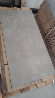 Ca 10 m² grijze betonlook tegels, 50x100 cm, van € 69,95 per m² voor
