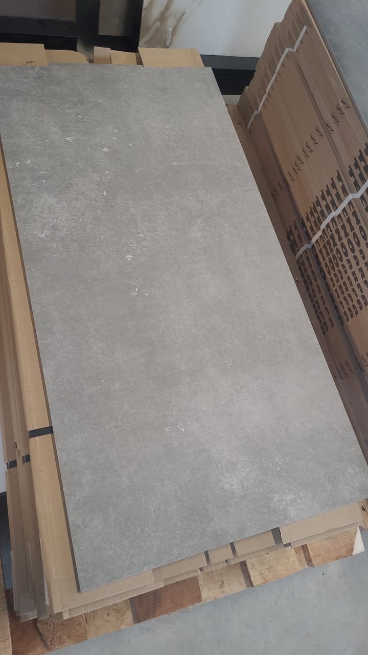 3030-149 ca 9 m² grijze betonlook tegels, 50x100 cm, van € 629,55 voor