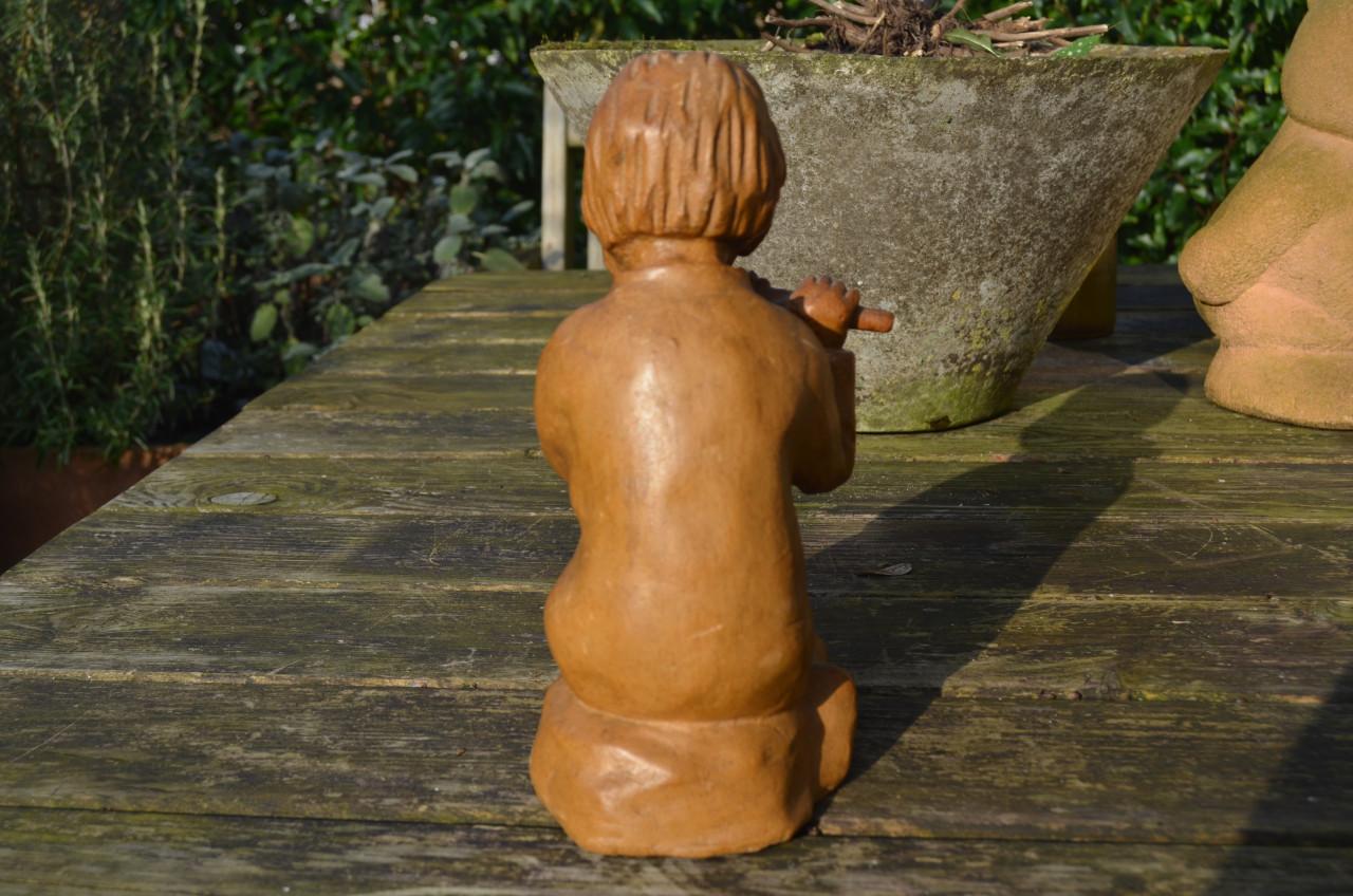 Beeldje fluitspelend kind papier maché???