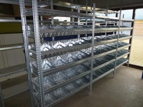 Verzinkte magazijnstelling met voorraad  bakjes en verdeelschotjes .