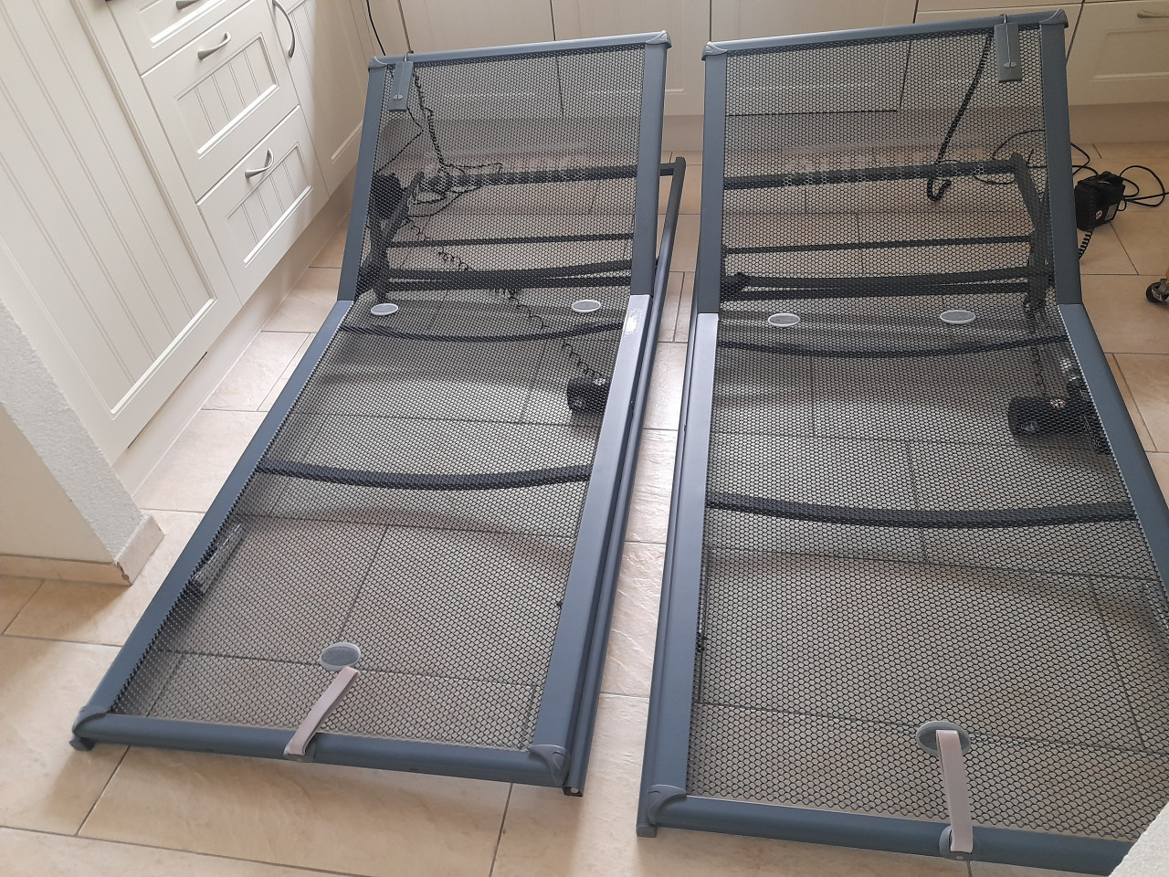 2 Elektrisch verstelbare Auping spiraal bodems ( 90 x 200 ) in goede staat!
