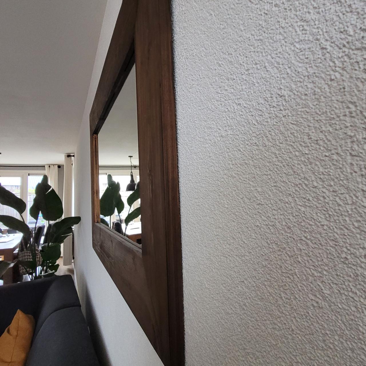 Grote spiegel met massieve houten lijst donker gebeitst (150 ×98cm)