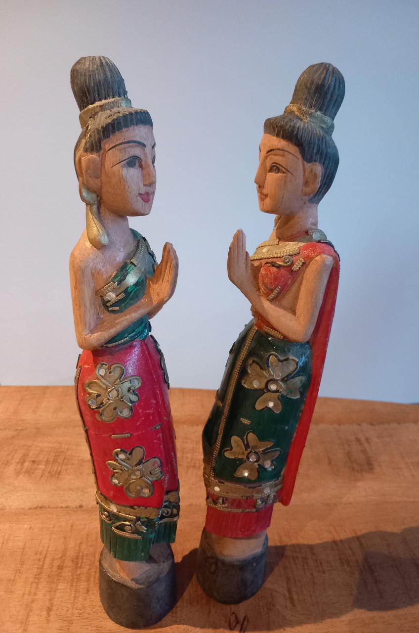 2 hout gesneden beeldjes