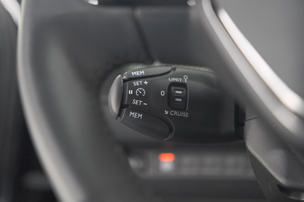 Peugeot 2008 puretech 102 allure pack | camera | apple carplay | parkeersen