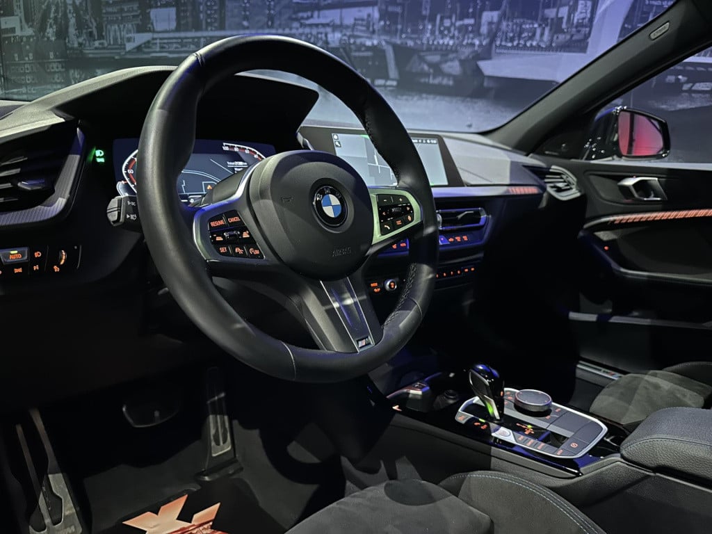 BMW 1 Serie 118i high executive *m-pack*pano*harmankardon*m-technic stoelen