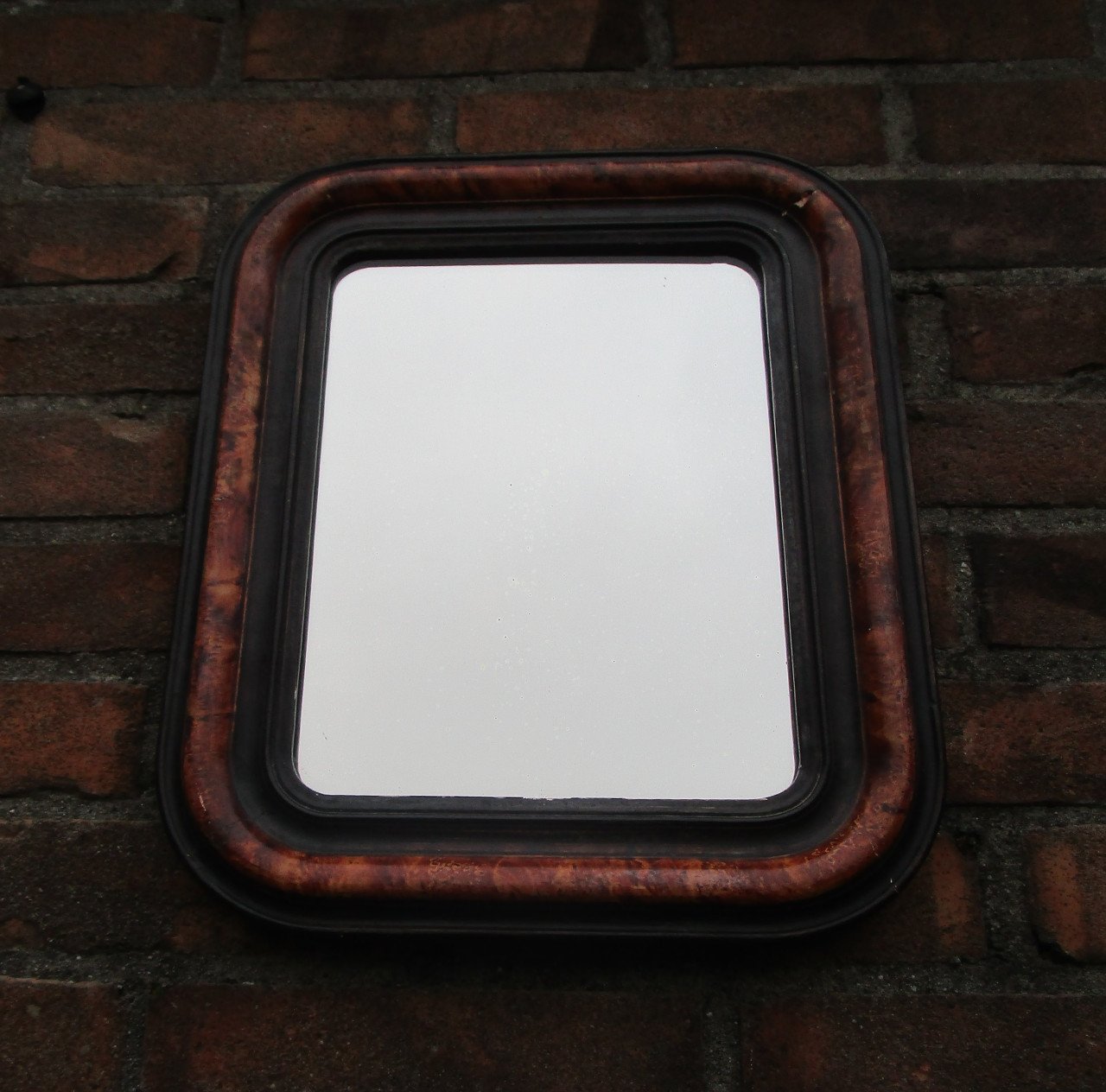 Mooie oude spiegel afmeting 27 X 31 cm.