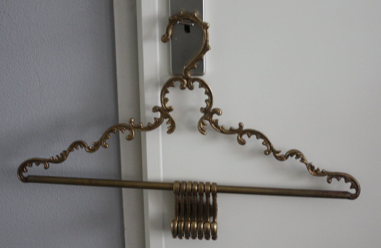 Mooie metalen kapstok met hangers