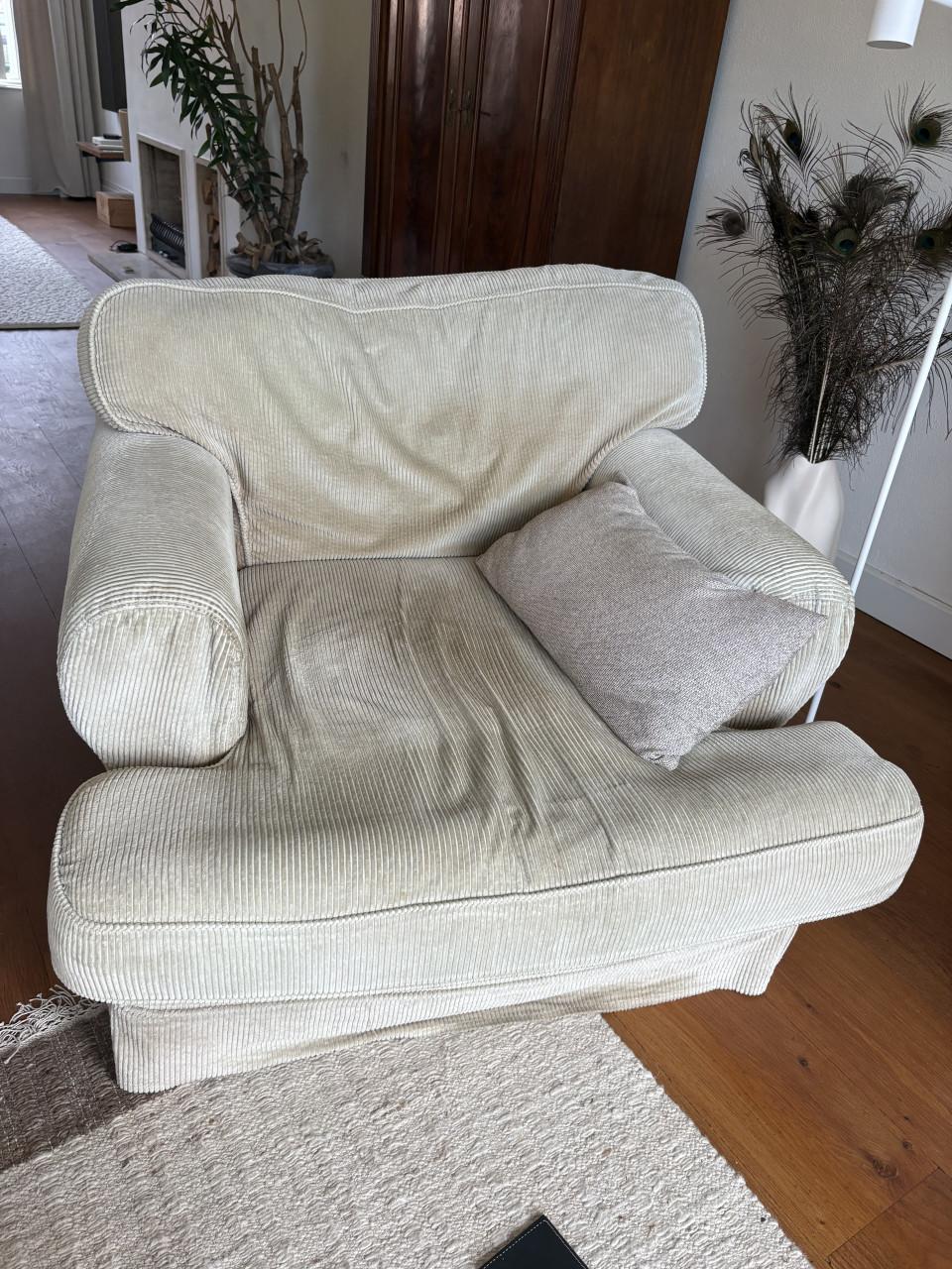 Twee brede stoelen te koop