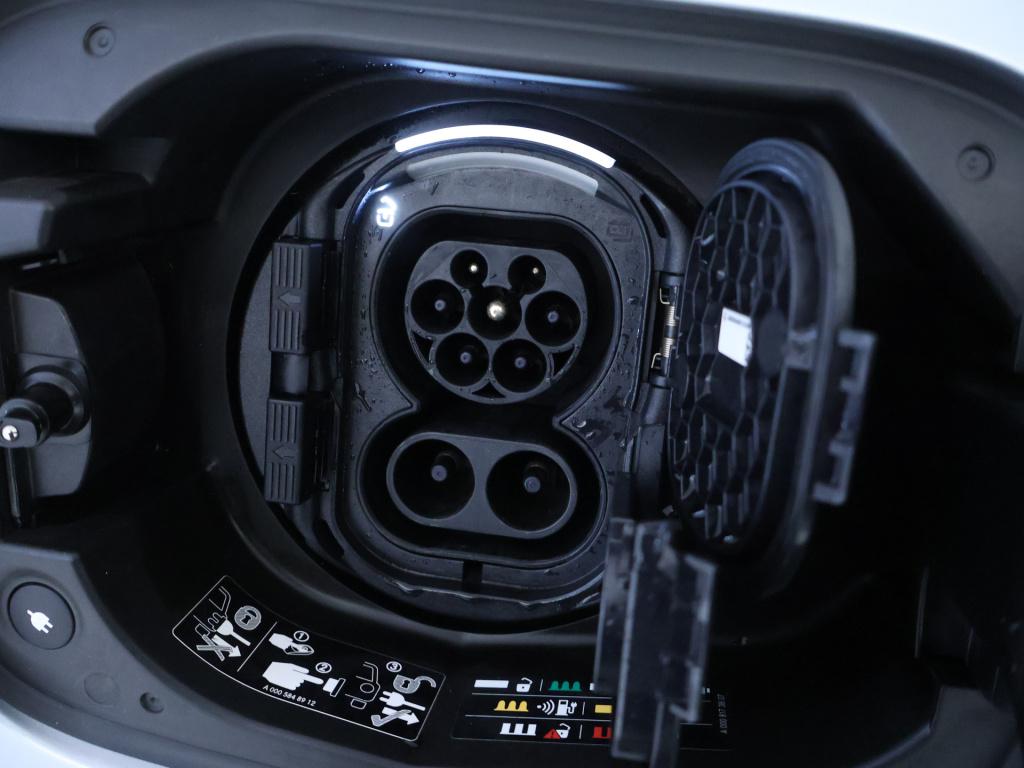 Mercedes-Benz Eqc 400 4matic luxury line 80kw | panoramadak | stoelverwarmi